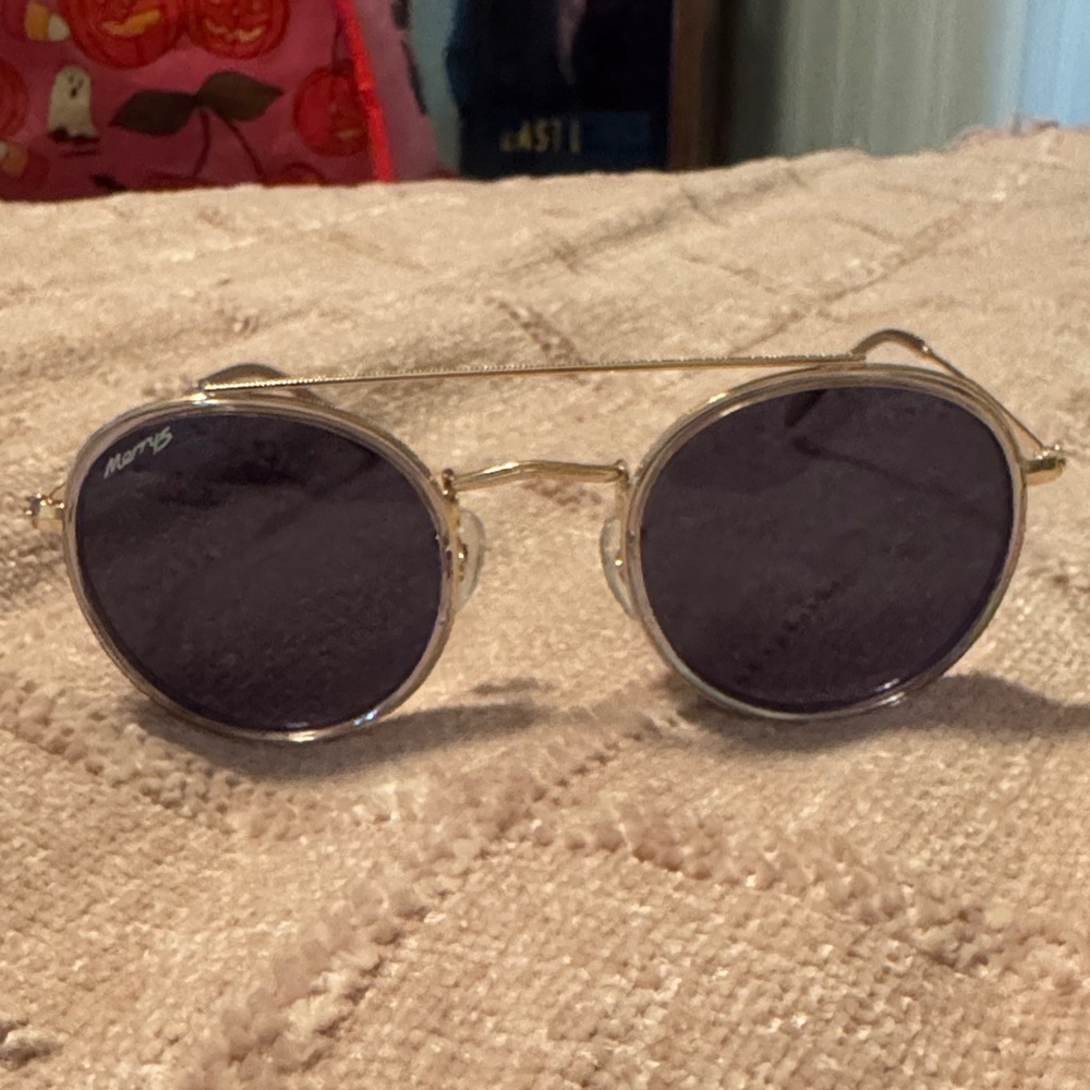 Stylish Gold Frame Sunglasses with Dark Lenses (3)